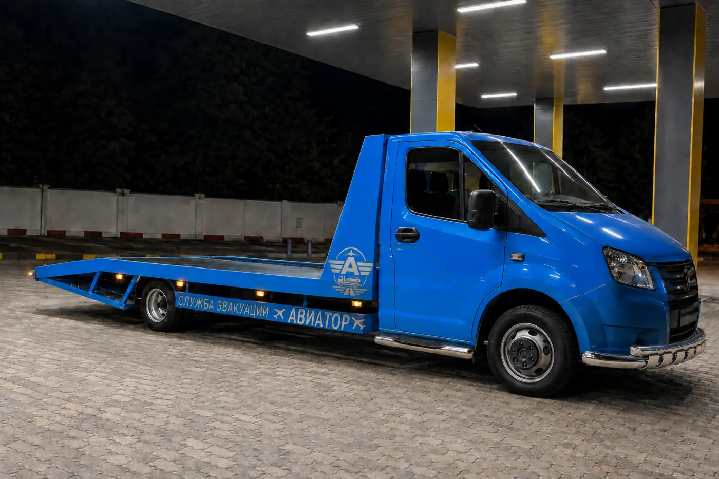 Синий эвакуатор Газель Next службы Авиатор